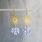 Pendientes de sol de oro azul, pendiente marroquí, pendiente de corcho, pendiente blanco azul, pendiente de patrón de azulejos, colgante de rayos de sol, 2,5 pulgadas de largo, sol