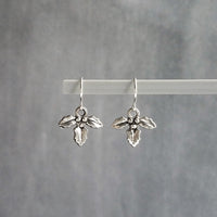 Pendientes Silver Holly Berry, pendiente colgante pequeño, pendiente de plata, pendiente de Navidad, pendiente de Navidad, plata antigua, hojas de acebo, bayas