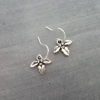 Pendientes Silver Holly Berry, pendiente colgante pequeño, pendiente de plata, pendiente de Navidad, pendiente de Navidad, plata antigua, hojas de acebo, bayas