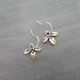 Pendientes Silver Holly Berry, pendiente colgante pequeño, pendiente de plata, pendiente de Navidad, pendiente de Navidad, plata antigua, hojas de acebo, bayas