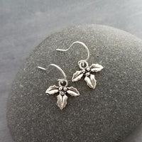 Pendientes Silver Holly Berry, pendiente colgante pequeño, pendiente de plata, pendiente de Navidad, pendiente de Navidad, plata antigua, hojas de acebo, bayas